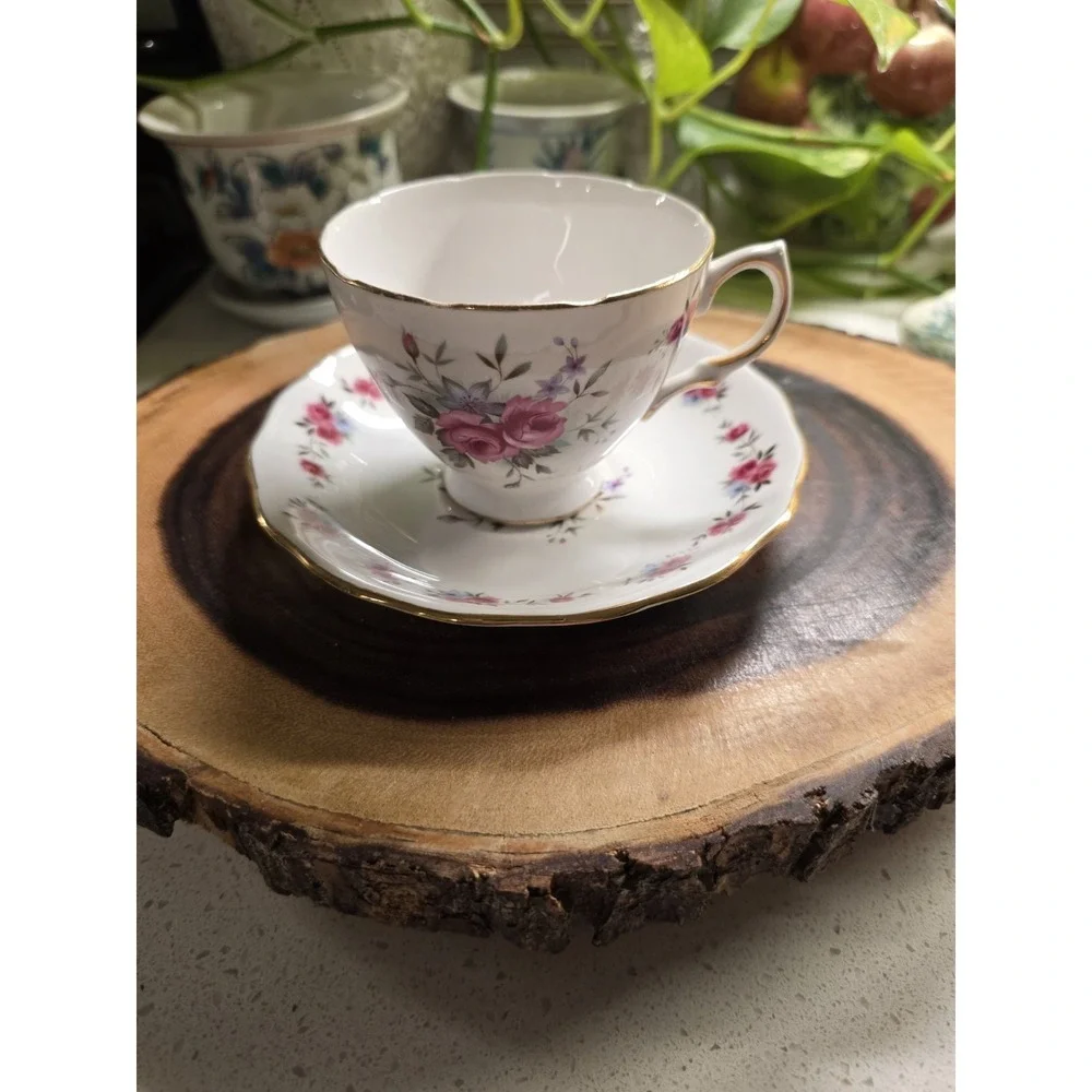 QUEEN ANNE Tea Cup and Saucer Pink Rose Gold Rim Bone China England‎ 8186